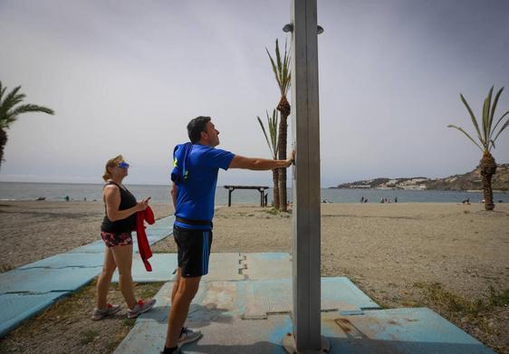 Las duchas de la playa siguen cortadas en Almuñécar como medida de ahorro, hasta el inicio de la temporada alta.