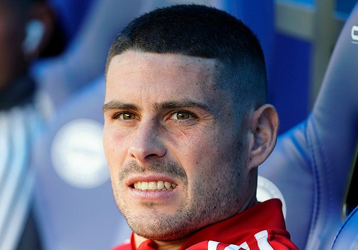 Sergio Ruiz en el banquillo minutos antes del partido.