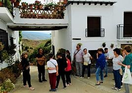 Mecina Bombarón y Yegen celebran rutas por sus cascos urbanos para fomentar su historia
