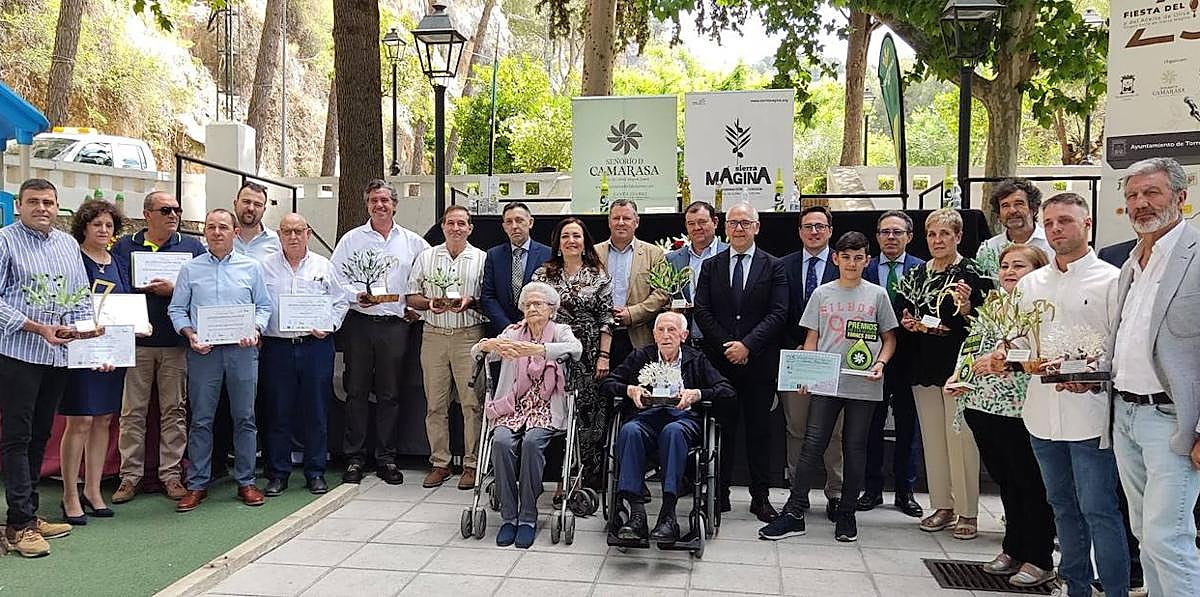 Foto de familia donde aparecen los premiados de la 23ª edición de la Fiesta del Olivar y del Aceite de Oliva.
