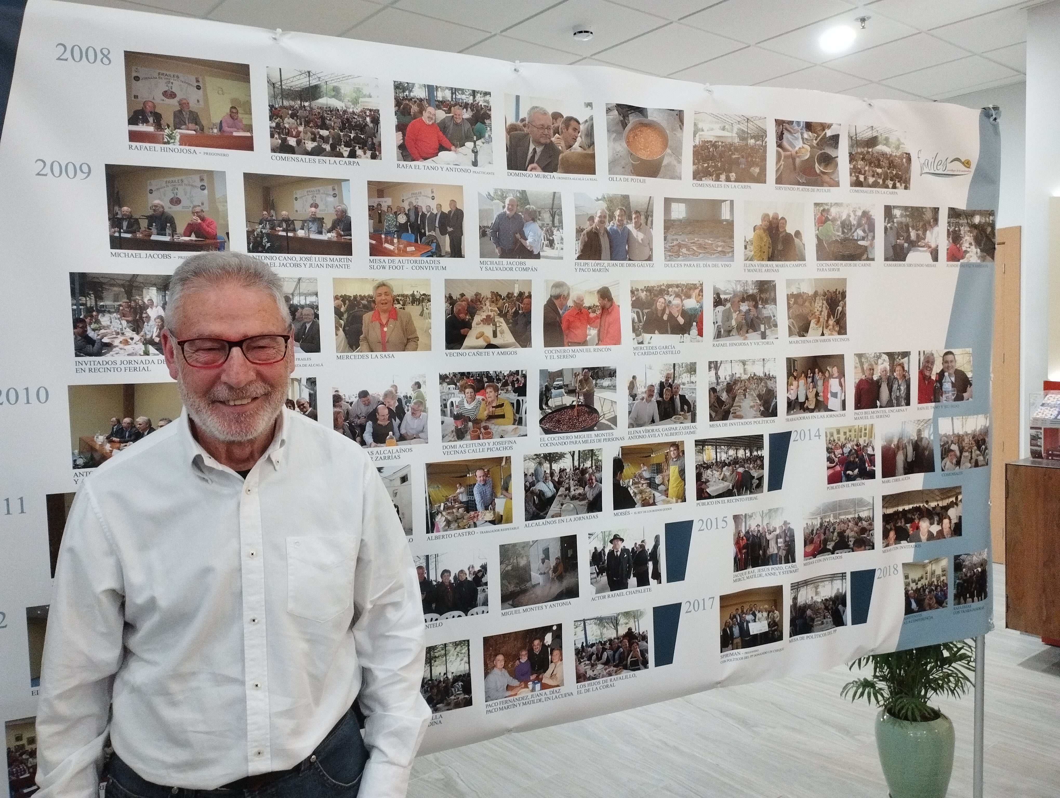 Santiago Campos delante de uno de los paneles con las fotografías de los últimos 40 años.