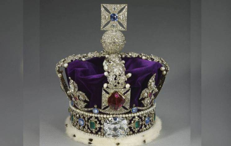 En el centro de la corona se encuentra el rubí que procede de la Alhambra.