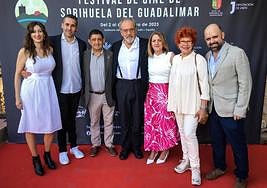 Foto de Familia de la clausura del Festival de Cine de Sorihuela, con la presencia entre otros de Tito Valverde (centro de la imagen)