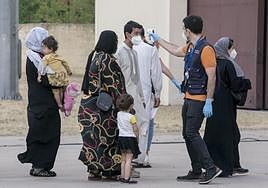 Varios refugiados tras la llegada de un nuevo avión con 260 personas procedentes de Afganistán.