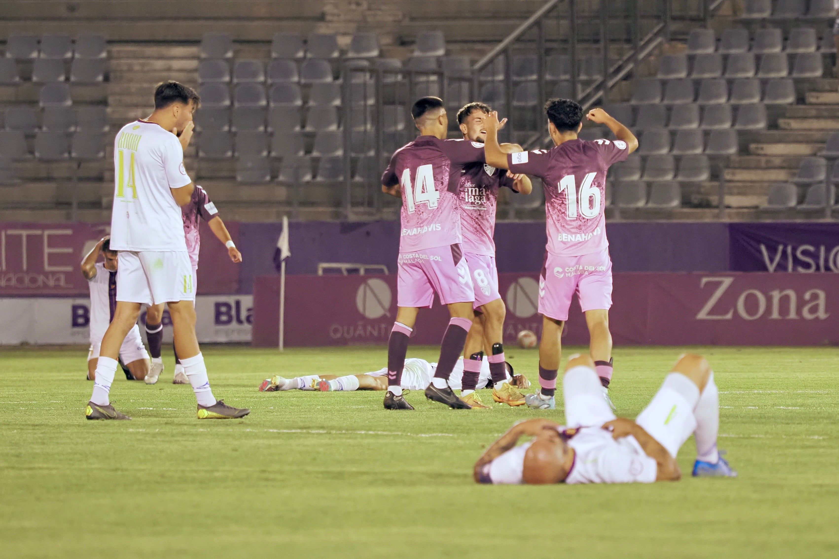 Desesperación, lágrimas y agotamiento en los blancos y alegría en los malagueños.