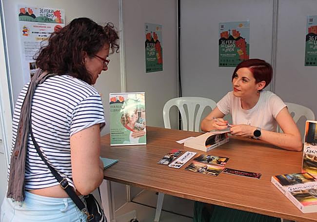 Enara López de la Peña durante la firma de libros.