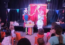 Representación de 'Mamá Gallina' en la SALALApaca.