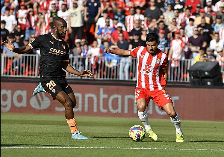 Imagen principal - Robertone encara a Foulquier, ante el Valencia. En el centro, César de la Hoz aguante el balón ante Iago Aspas. Abajo, Baptistao celebra el gol ante el Espanyol, con otro exespañolista como Embarba al lado. 