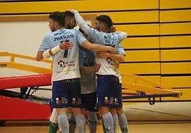 Los jugadores de Inagroup El Ejido celebran uno de los últimos goles de la temporada.