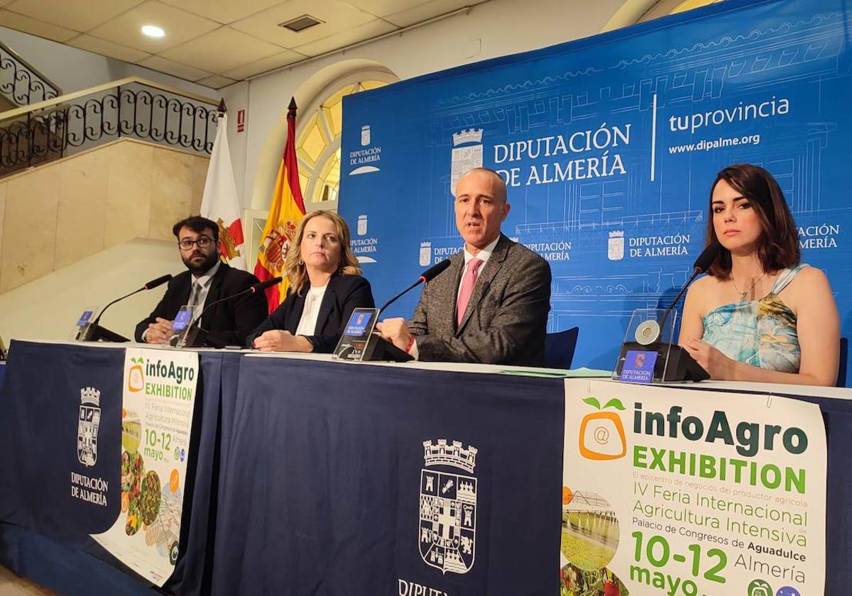 Victor Navarro, María Luisa Cruz, Jesús García y Almudena Pérez en la presentación de Infoagro.