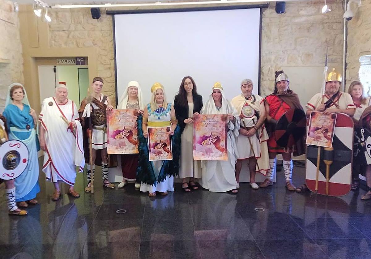 La concejala de Turismo y Cultura, Sheila Carmona, en el centro, junto a participantes de las fiestas.