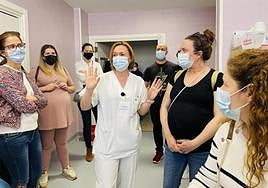 Una de las sanitarias durante la explicación a las embarazadas y sus parejas.