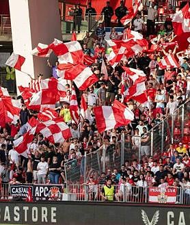Imagen secundaria 2 - Arriba, la UDA jugará ante Osasuna su primer partido, tras la reanudación. En el centro, frente al Valladolid, disputa el primer duelo directo, en la penultima jornada Abajo, la afición tendrá mucho que decir.