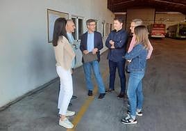 El delegado Miguel Contreras y ediles en su visita a la empresa.