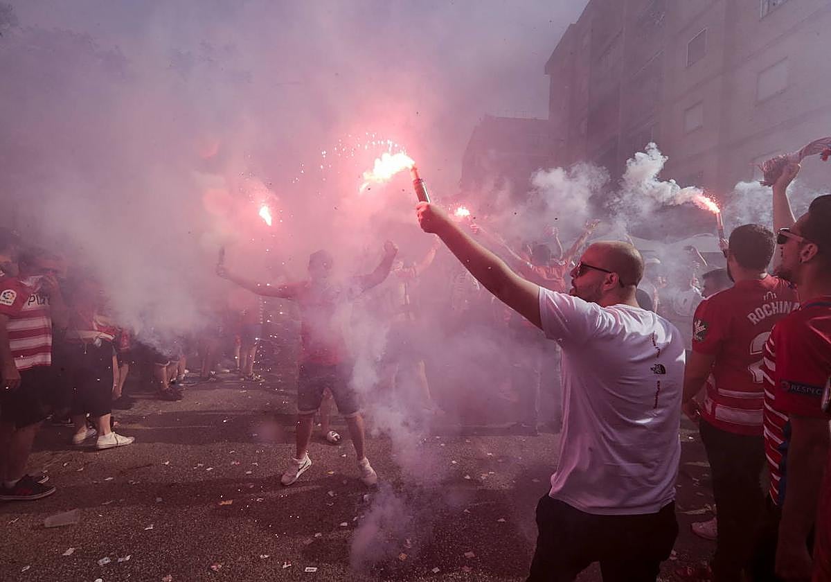 Recibimiento al Granada en Los Cármenes previo a un partido anterior.