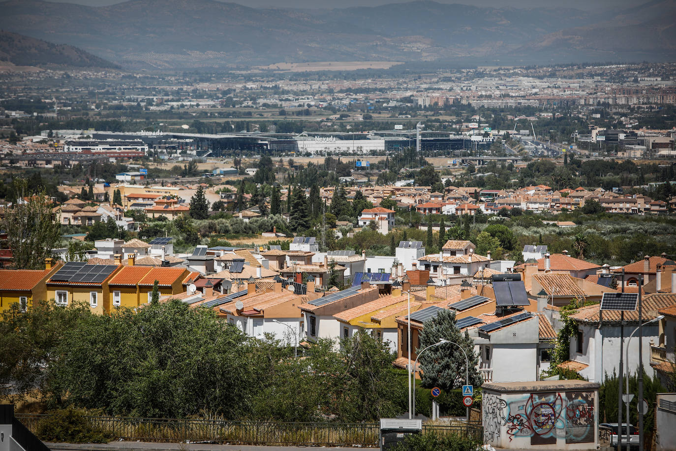 Las placas solares proliferan en los chalés de La Zubia.