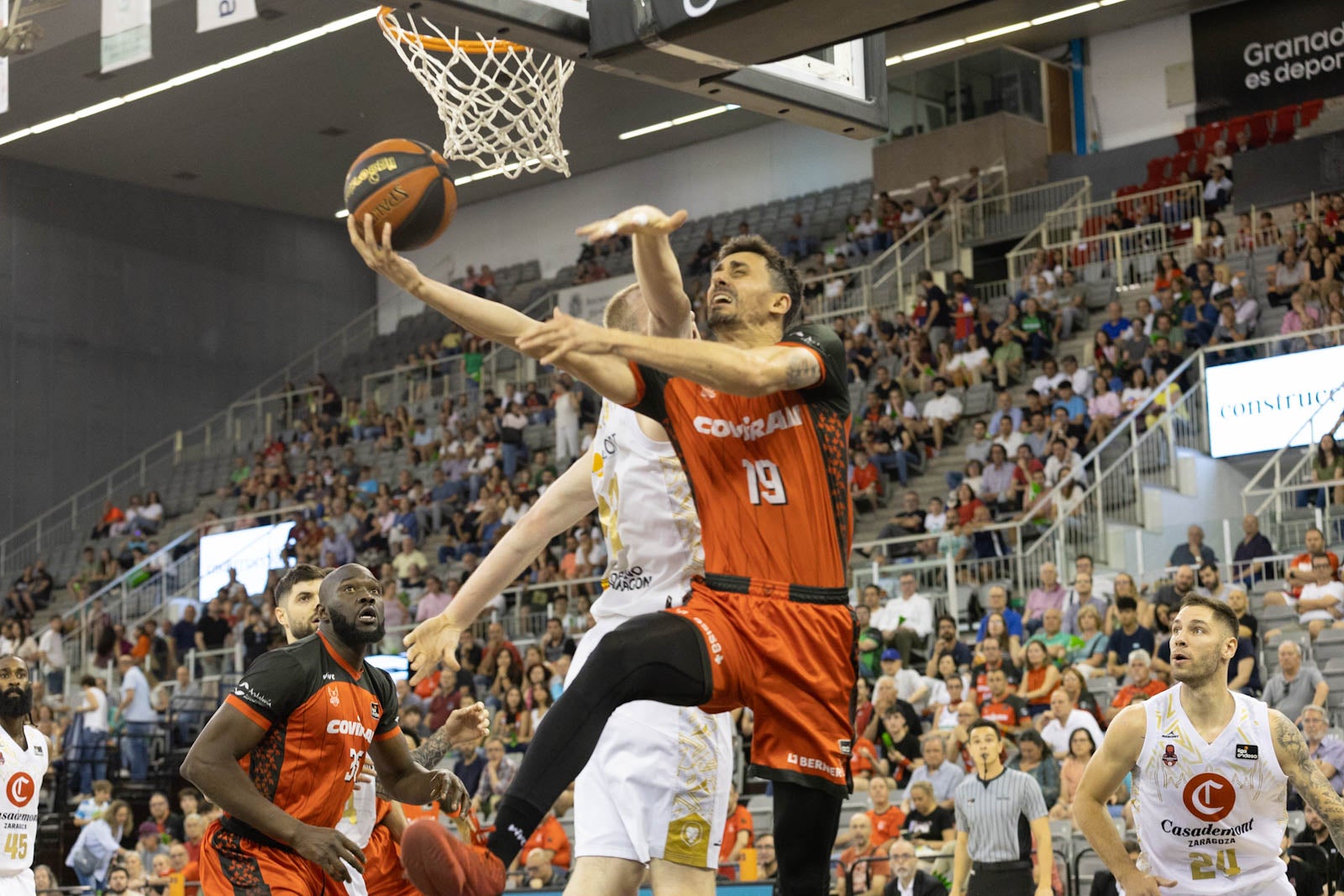 El partido entre Covirán y Zaragoza, a pie de pista