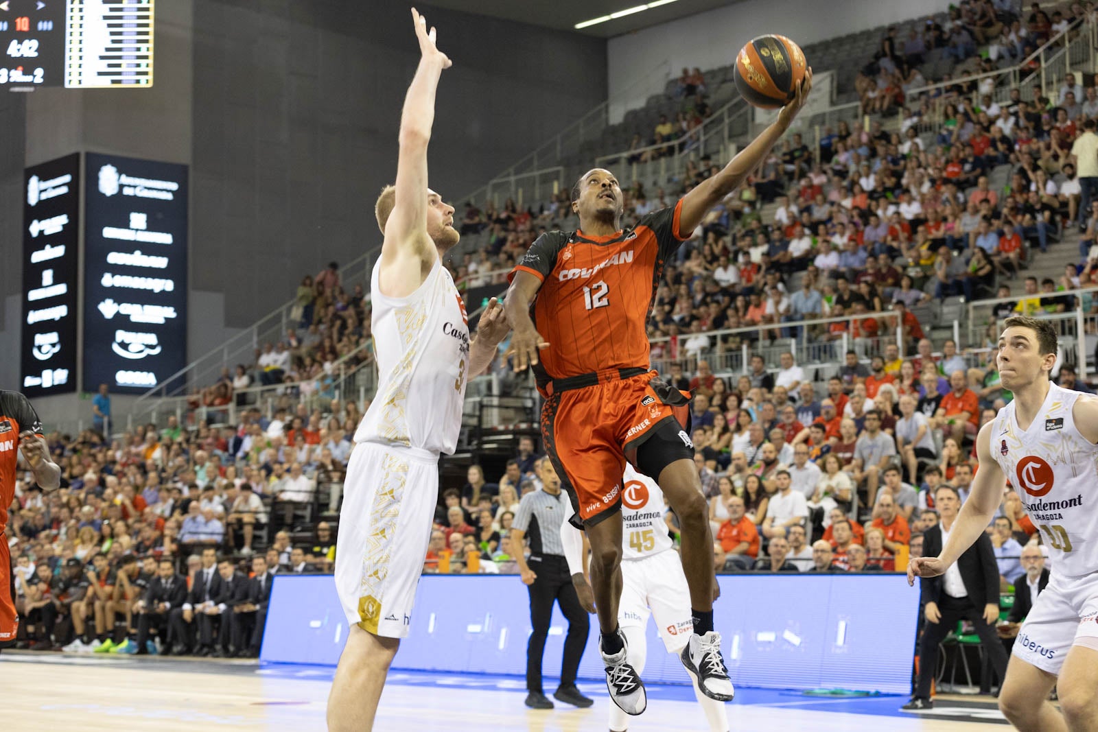 El partido entre Covirán y Zaragoza, a pie de pista