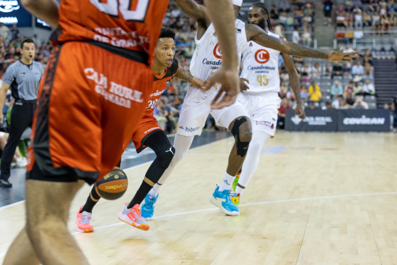El partido entre Covirán y Zaragoza, a pie de pista