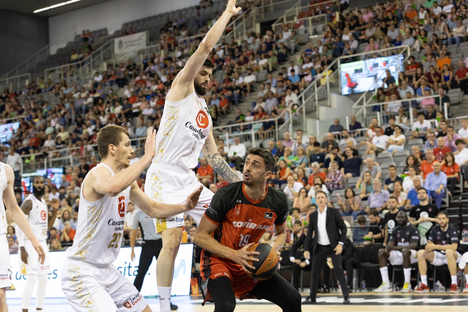 El partido entre Covirán y Zaragoza, a pie de pista