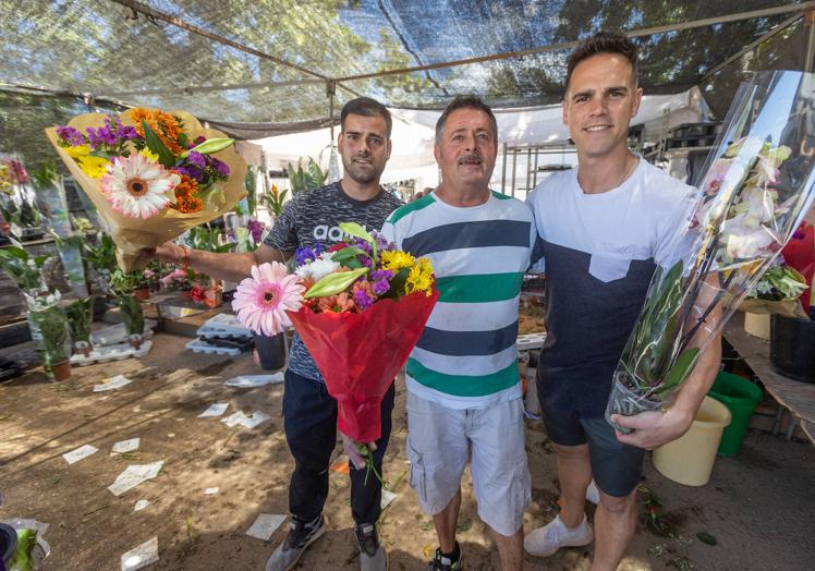 Imagen principal - Miguel el de las Flores con sus familaires. Antonio y Ainhoa en su puesto de verduras y frutas y Mari Carmen con su vestido nuevo.