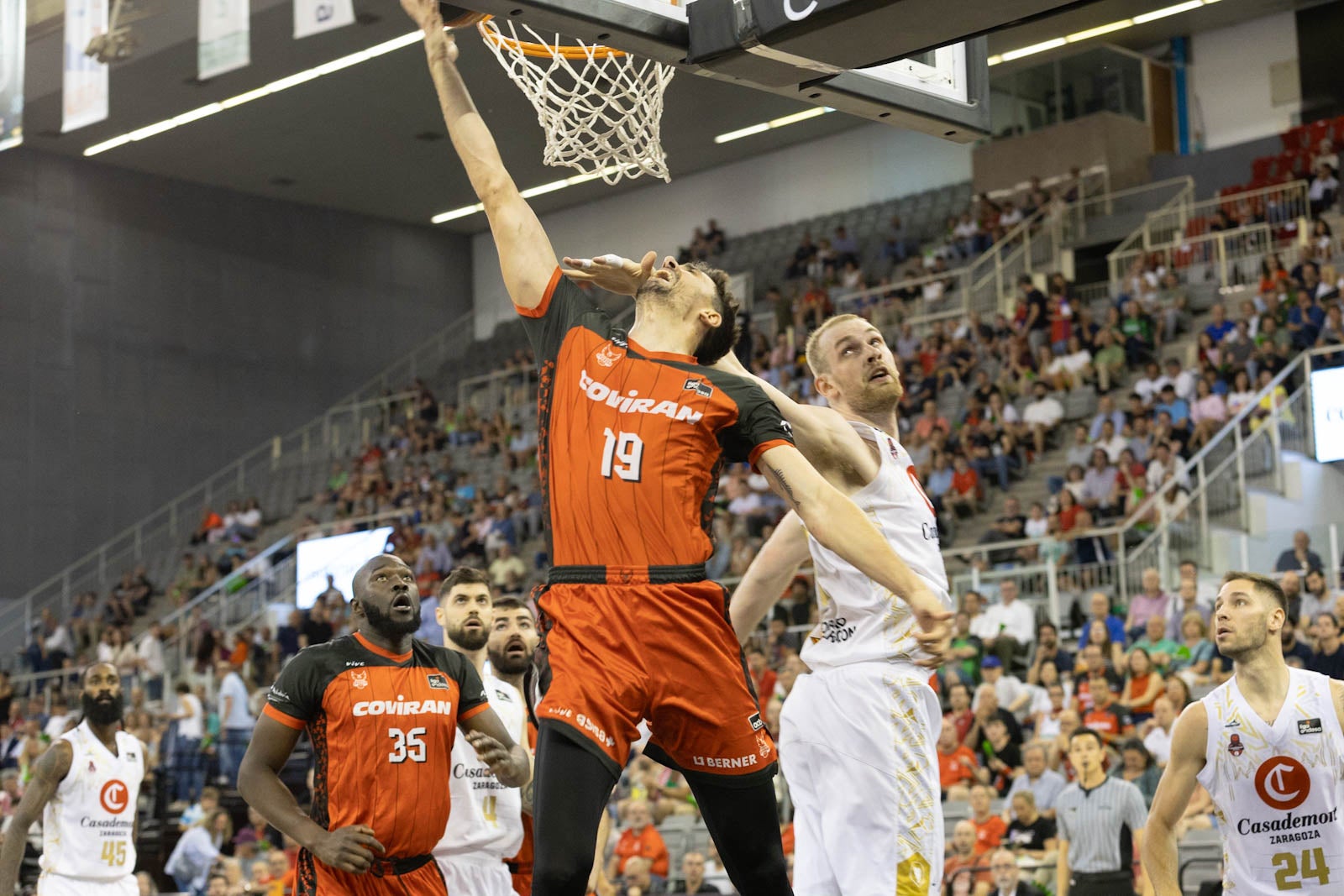 El partido entre Covirán y Zaragoza, a pie de pista