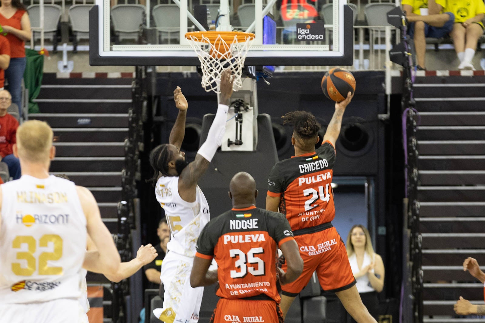 El partido entre Covirán y Zaragoza, a pie de pista