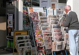 Un residente británico compra prensa de su país en Mojácar.