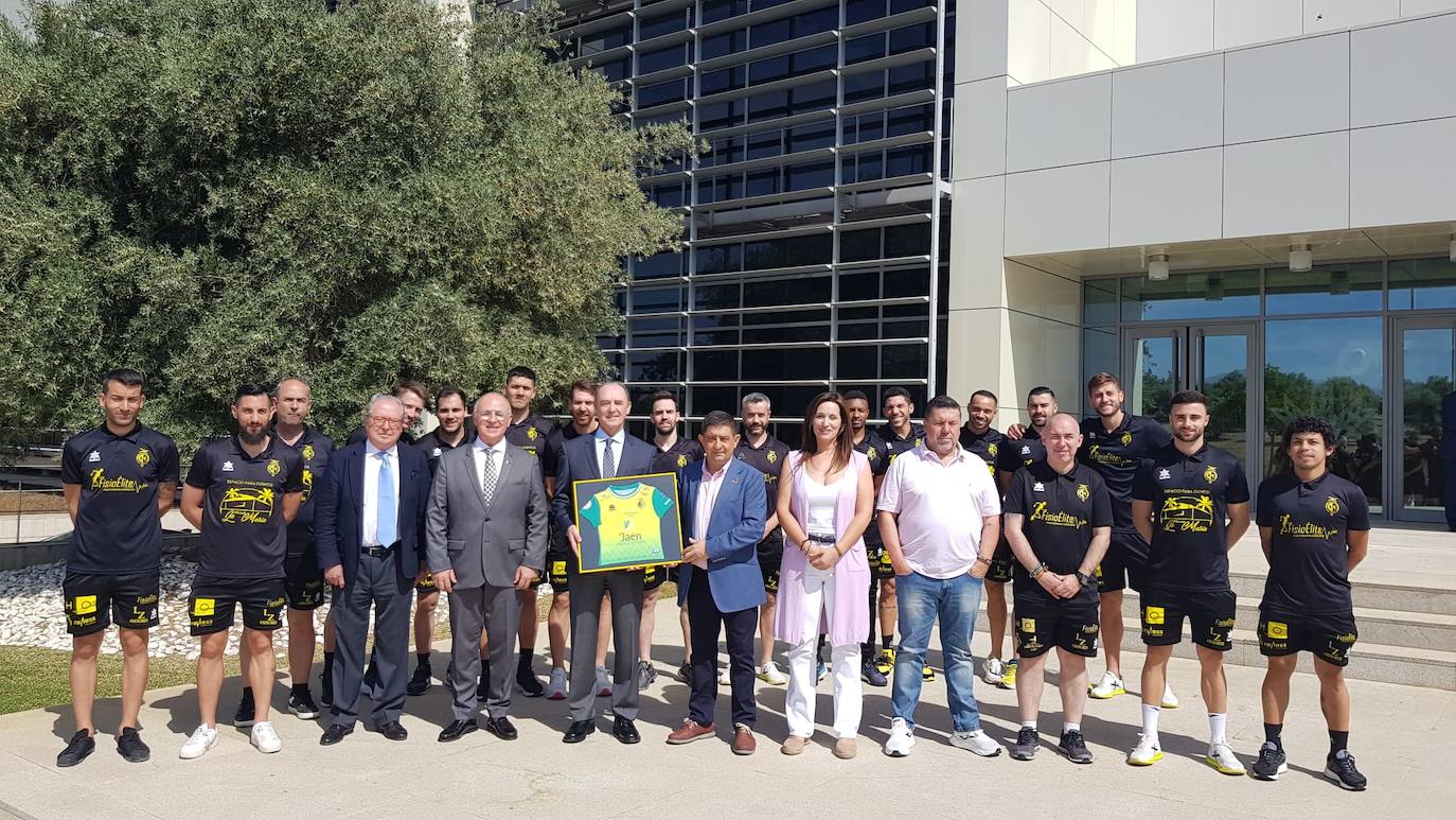Foto de familia de los integrantes del club con miembros de la Caja Rural de Jaén y el presidente de la Diputación.