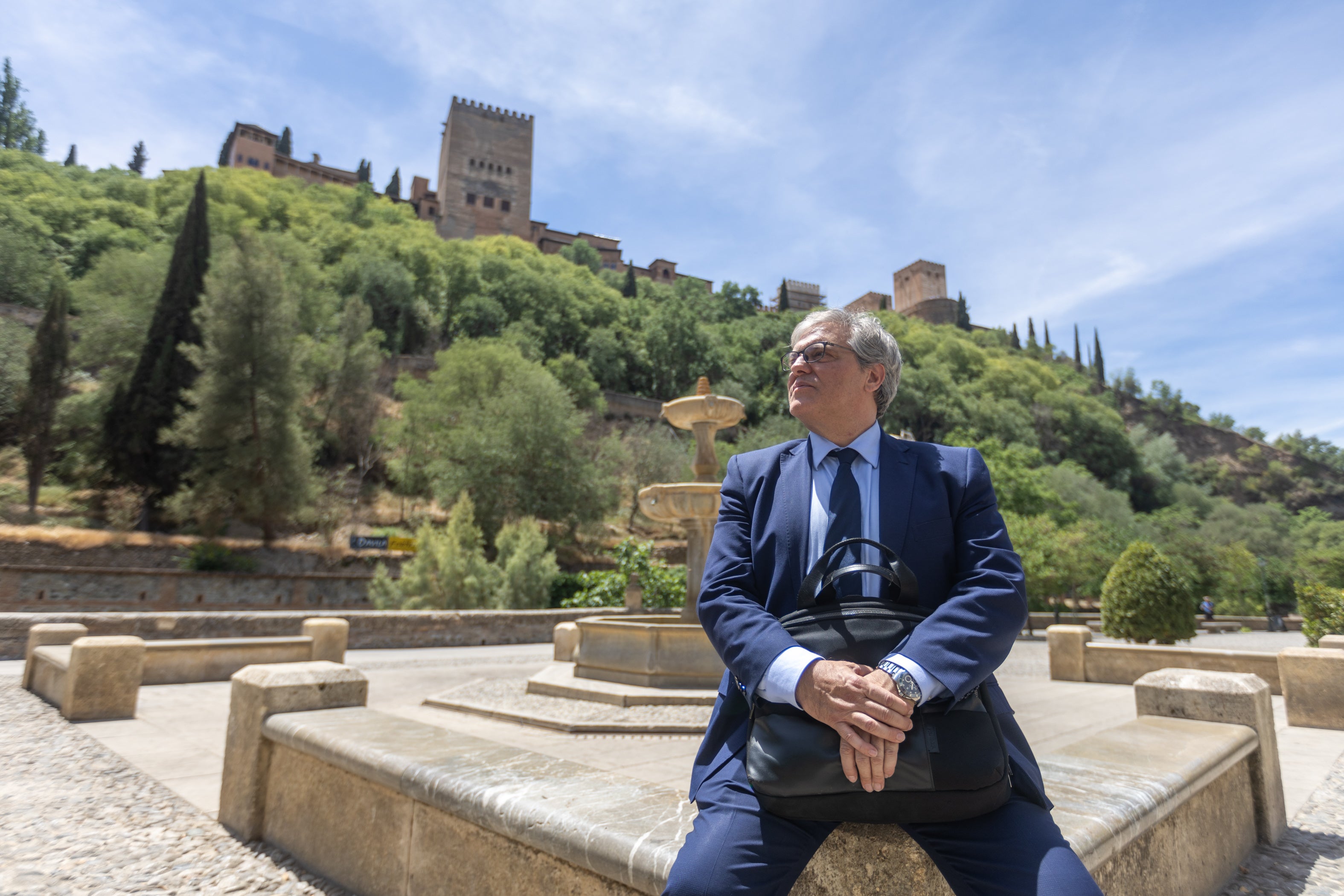 El candidato César Girón, a los pies de la Alhambra en el Paseo de Andrés Manjón.