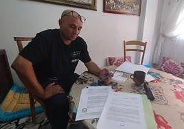 Hamid, en el salón de la vivienda de alquiler que debe desalojar.