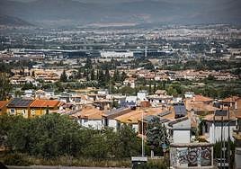 Las placas solares proliferan en los chalés de La Zubia.