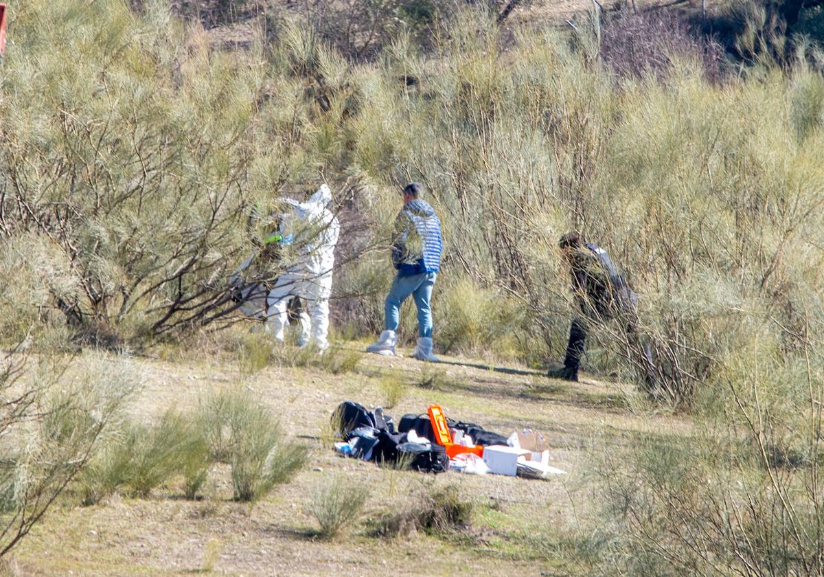 Policía Nacional el día de la aparición del bebé en El Fargue.