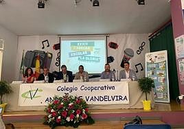 Autoridades y representantes del Colegio Cooperativa Andrés de Vandelvira en la presentación de la Carrera Escolar La Gloria.