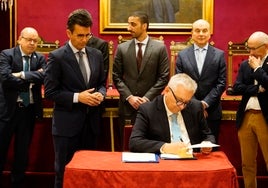 El alcalde y Horst Simon, durante la firma del acuerdo en el salón de plenos.