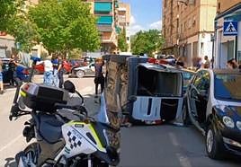 Imagen de la furgoneta volcada tras el accidente.