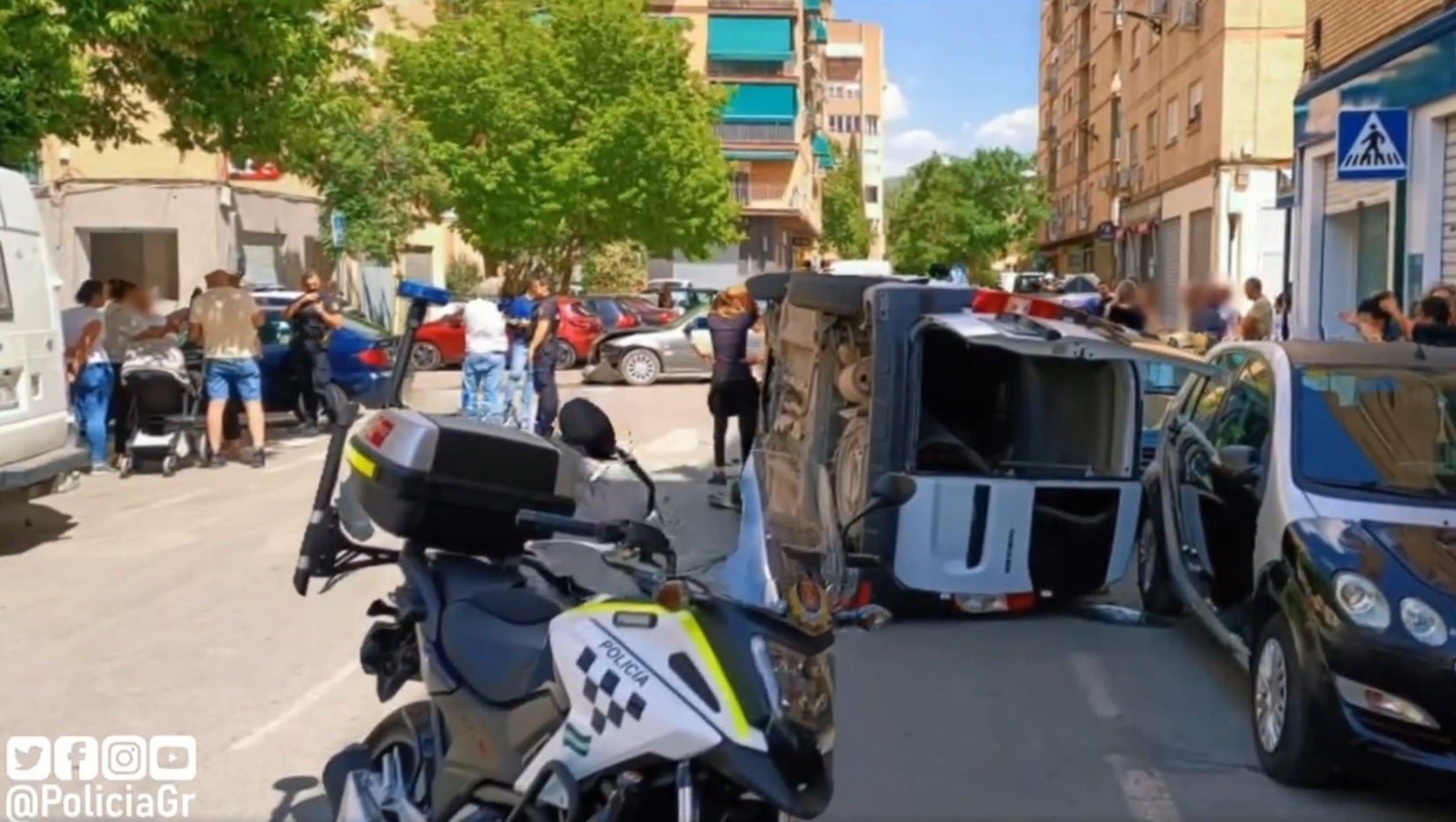 Imagen de la furgoneta volcada tras el accidente.