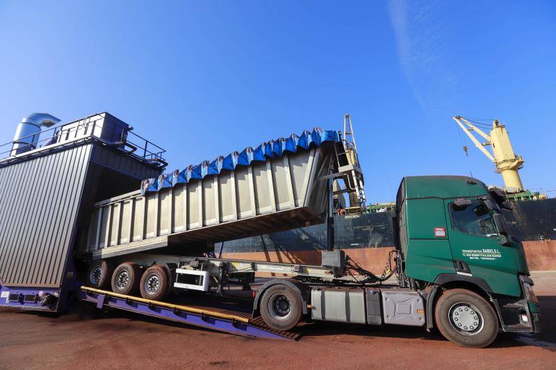 Uno de los camiones cargados de mineral durante el proceso hermético.