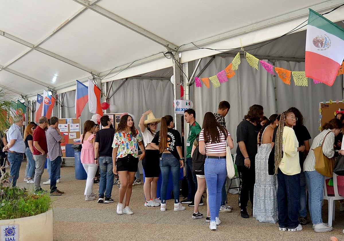 Asistentes a la VIII Feria de las Naciones celebrada en el Campus.