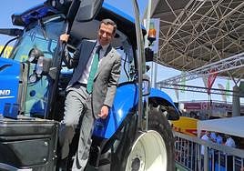 Juanma Moreno posa subido a un tractor este jueves en la feria Expoliva en Jaén.