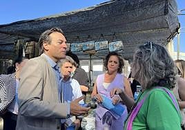 Agustín González, en el mercadillo de los jueves.