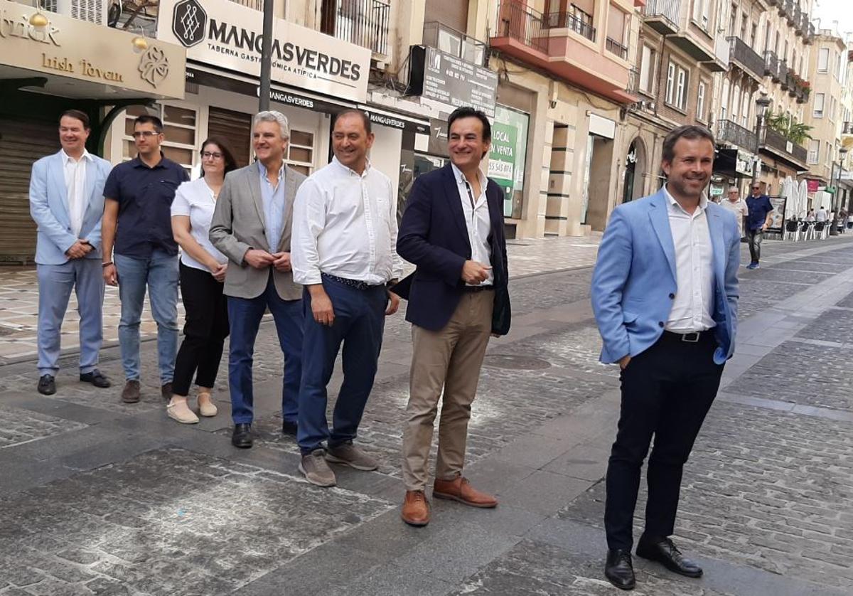 Los candidatos posan para el inicio de la campaña de las municipales en La Carrera