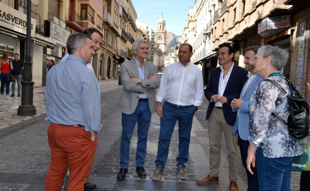 Los candidatos antes del posado con José Luis Adán y Remedios Morente.