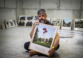 Javier Arboledas posa con algunas de sus fotografías en el estudio de su casa.