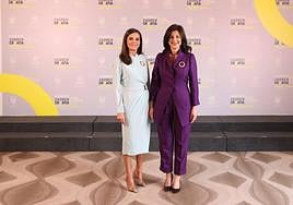 La reina Letizia deslumbra con un vestido de Almería.