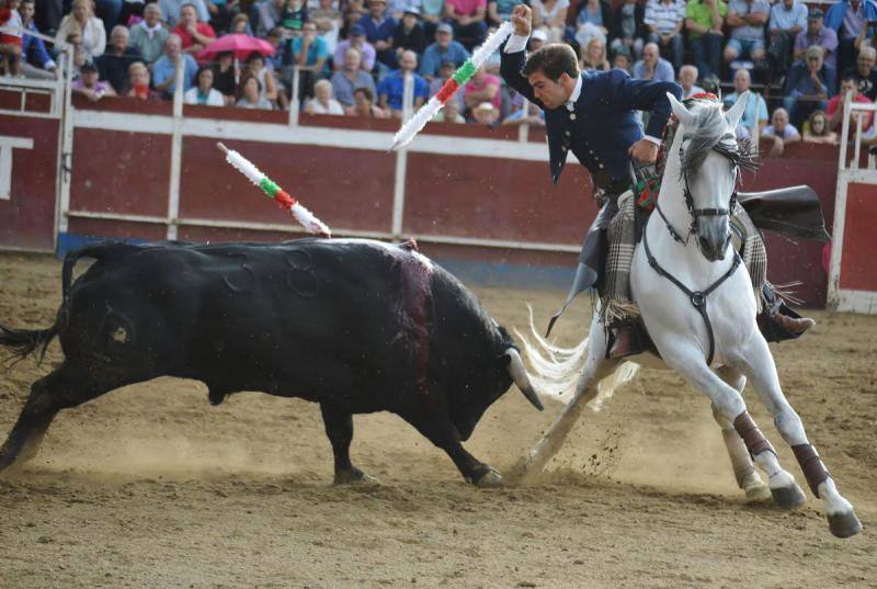 El rejoneador granadino Sebastián Fernández, galardonado en Guadix