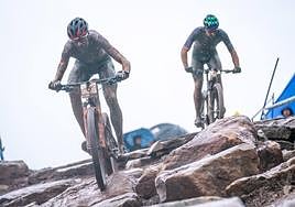 David Valero, a la izquierda, desciende en la Copa del Mundo de Snowshoe (Estados Unidos).