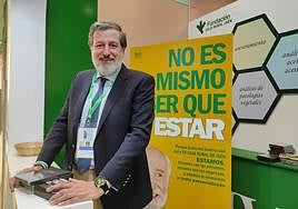 Luis Jesús García-Lomas Pousibet, subdirector de Caja Rural de Jaén, posa en el estand de la entidad en Expoliva este jueves.