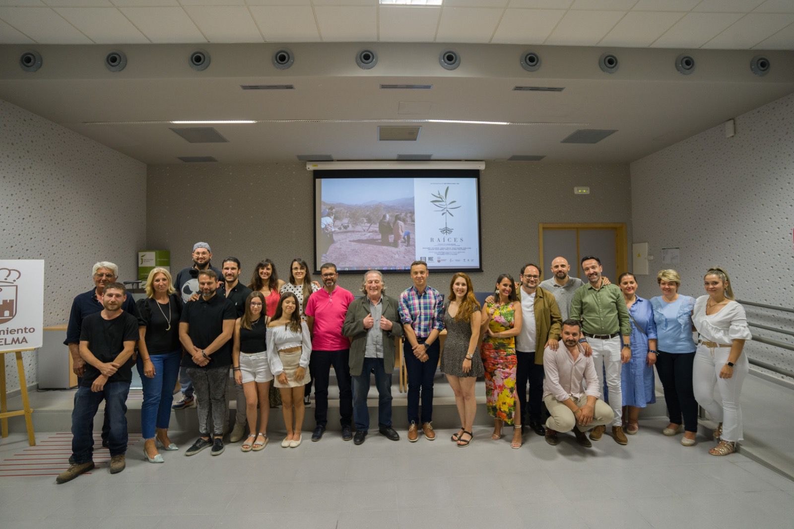 Equipo del corto 'Raíces' en su preestreno en Huelma.