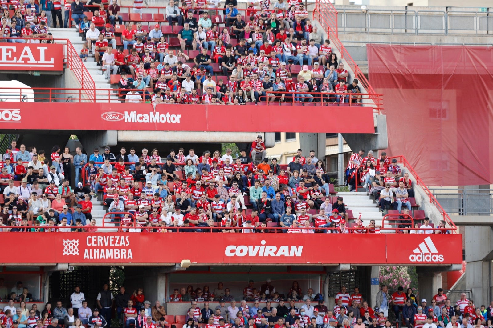 Encuéntrate en la grada en el Granada-Lugo